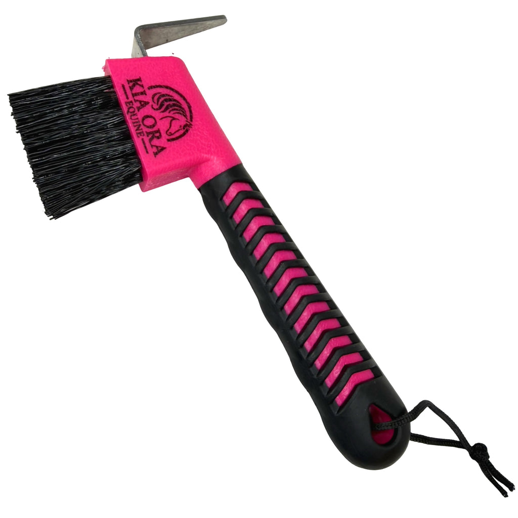 Kia Ora Equine - Kia Ora Equine Hufkratzer & Bürste Pferd & Pony Pflege Pink - Hufkratzer und Bürste in Pink mit schwarzem Griff und robusten Borsten für Pferdepflege.